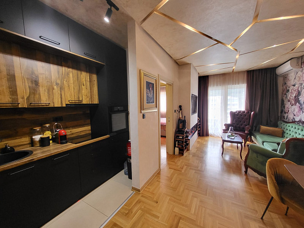 Квартира с двумя спальными комнатами и гаражным местом в Будве